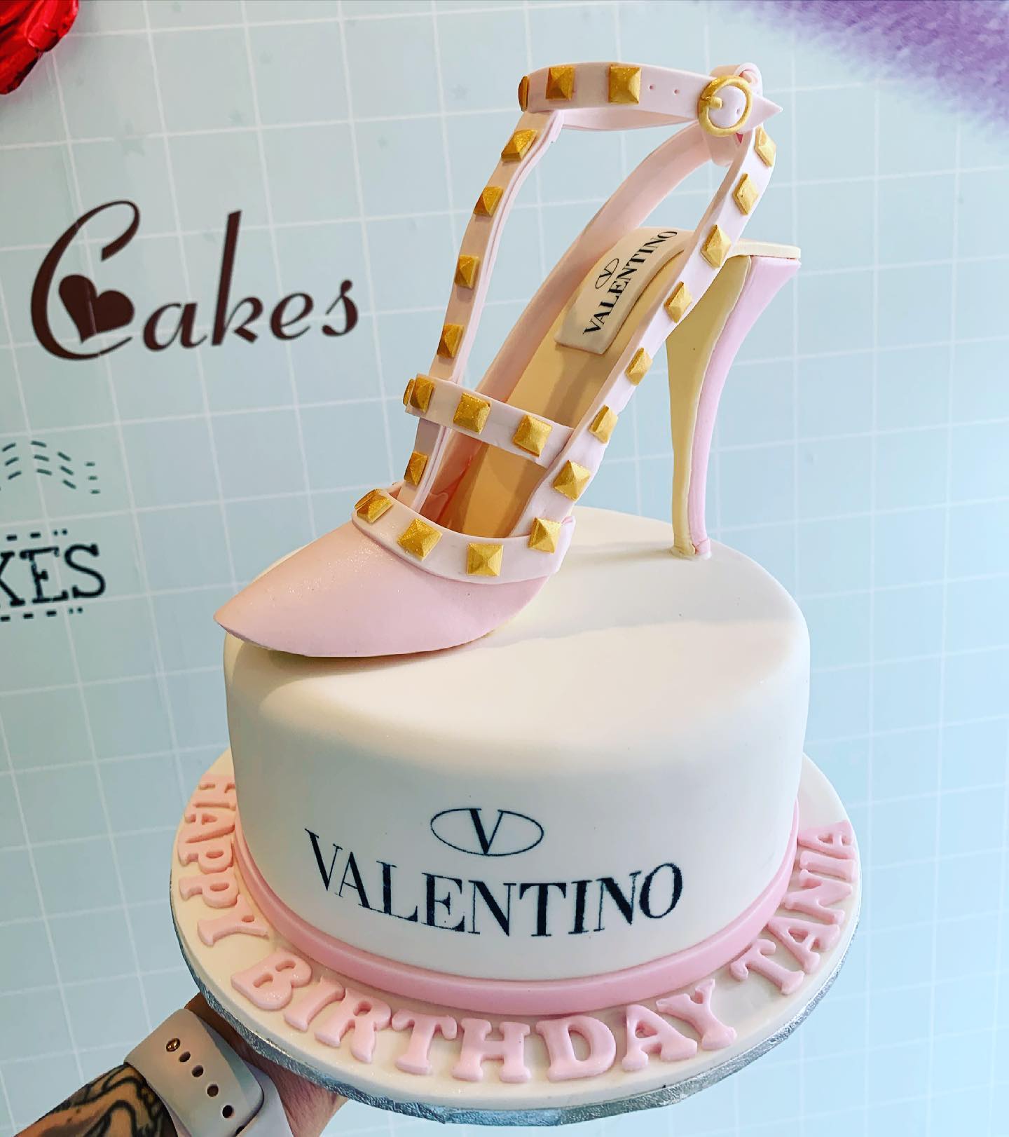 One of my favorite bridal shower cake designs is definitely this high heel  shoe cake. 👰🏼.And the best part is it's all ed… | Shower cakes, Shoe cake,  Cake designs