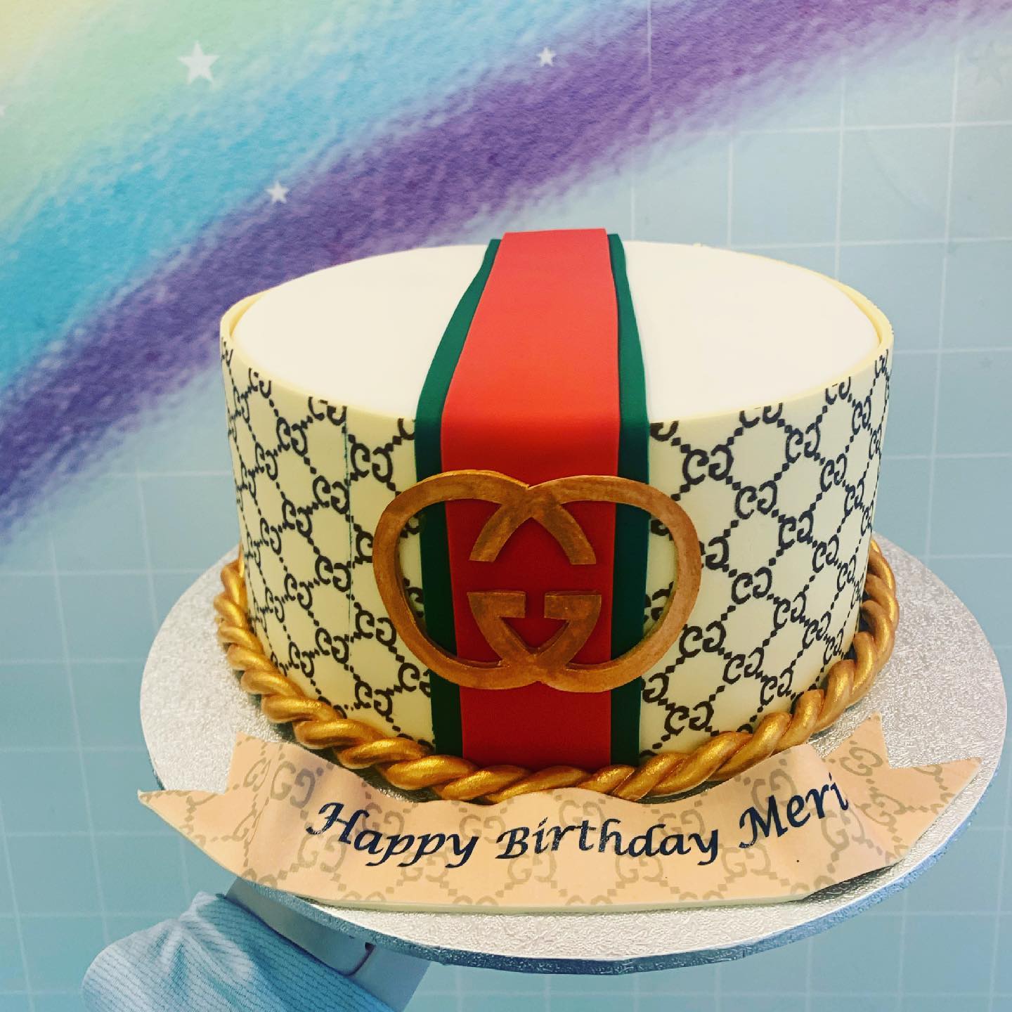 Gucci beauty! Perfect cake for the boujee guy in your life!! #guccicake  #guycakes #boujeecakes #socalbakery #inlandempirebakery… | Instagram